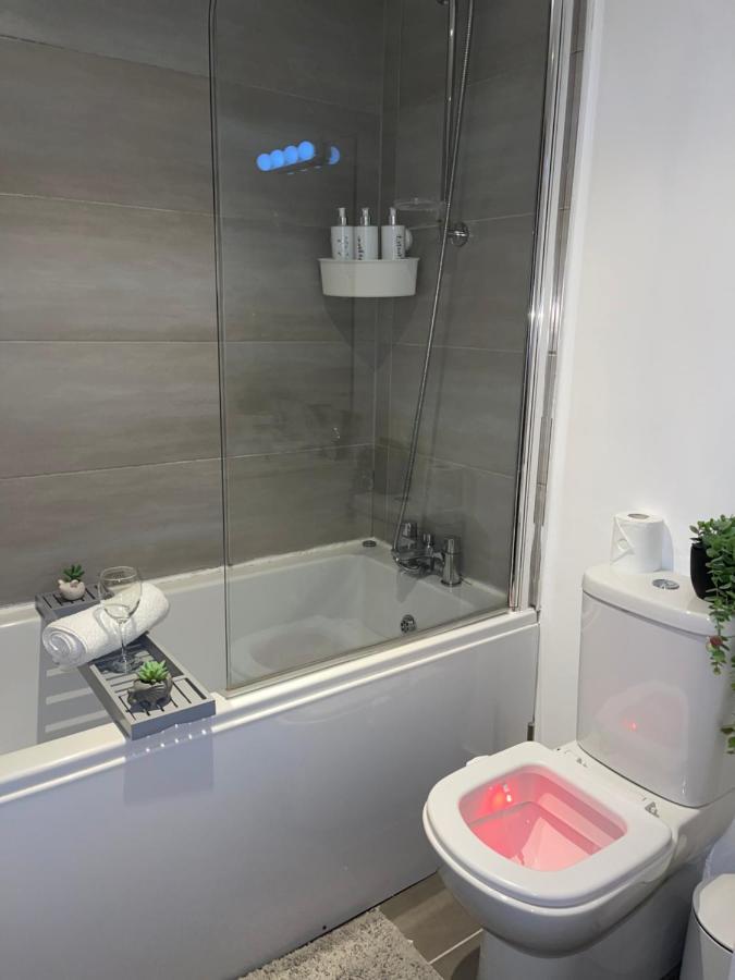 Modern Spacious 1 Bed Flat In Birmingham City Centre With Free Parking, Fast Free Wifi And Netflix Exterior photo