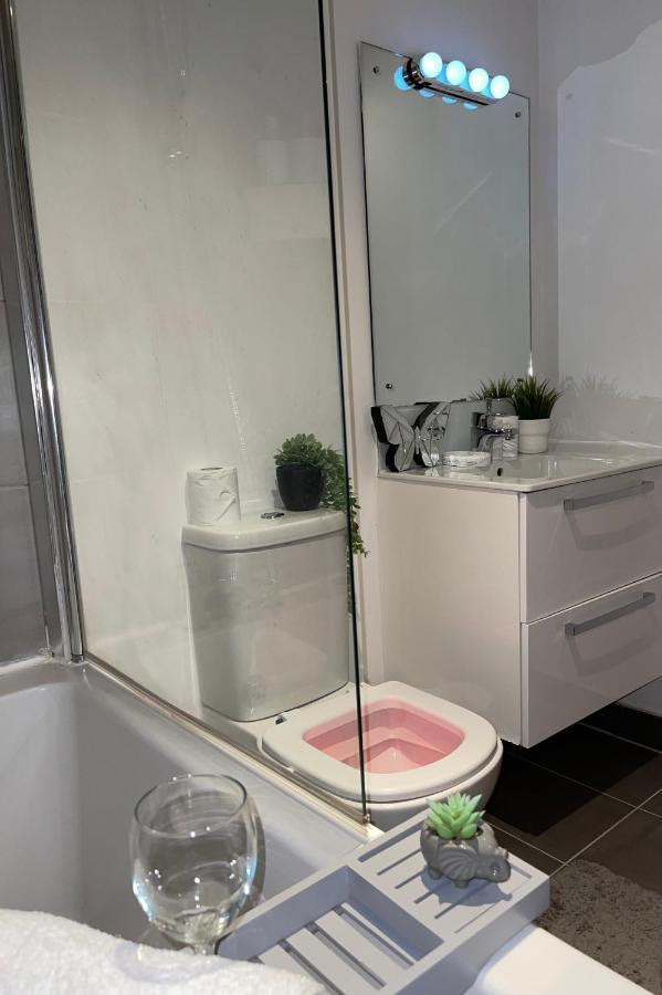Modern Spacious 1 Bed Flat In Birmingham City Centre With Free Parking, Fast Free Wifi And Netflix Exterior photo